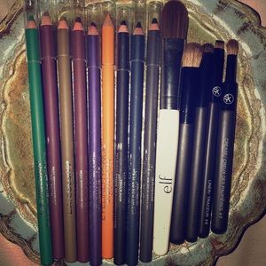 9 eyeliners and 5 face and eye brushes